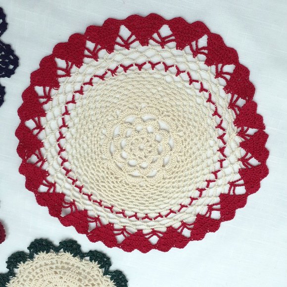 Vintage Doilies. Set of 4. Christmas holiday themed. Hand crafted. Varied sizes - Picture 3 of 11